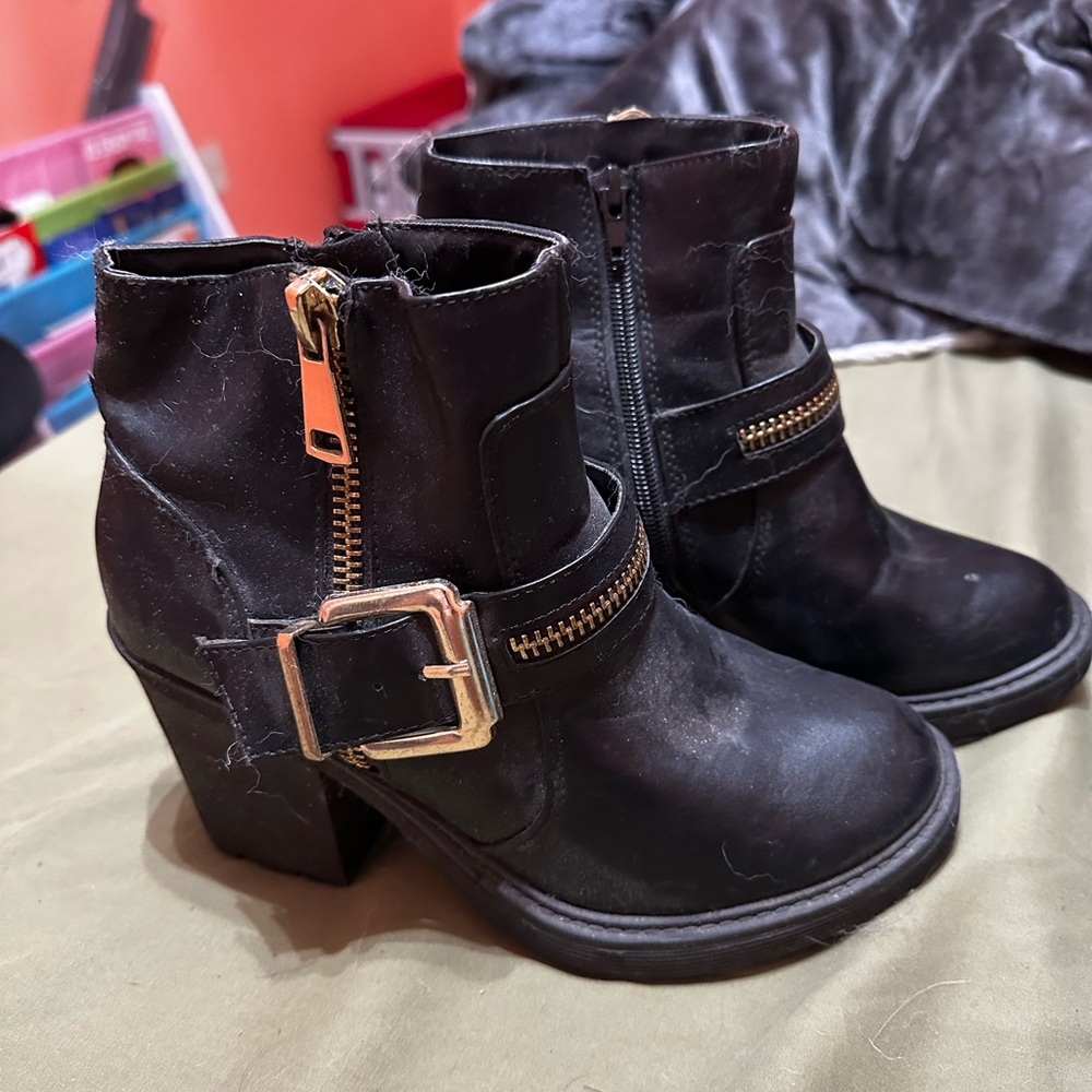 Black boots size 7